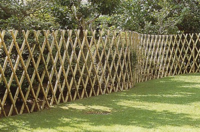 長い竹垣の施工が簡単にできます。天然竹製なので適当な長さに切ることも簡単です。