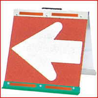折りたたみ式矢印板（取手付き） 赤白反射 中型（幅45cm×高さ50cm）