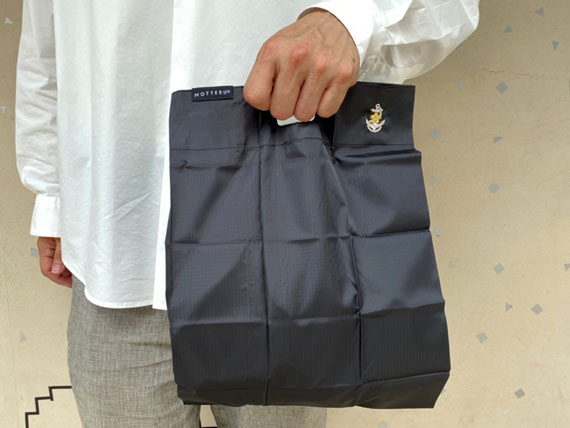 ポケットサイズのエコバッグ (絡み桜錨刺繍) の使用イメージ